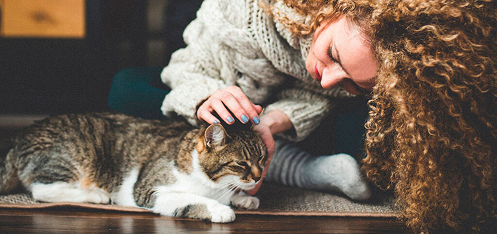 mujer con gato