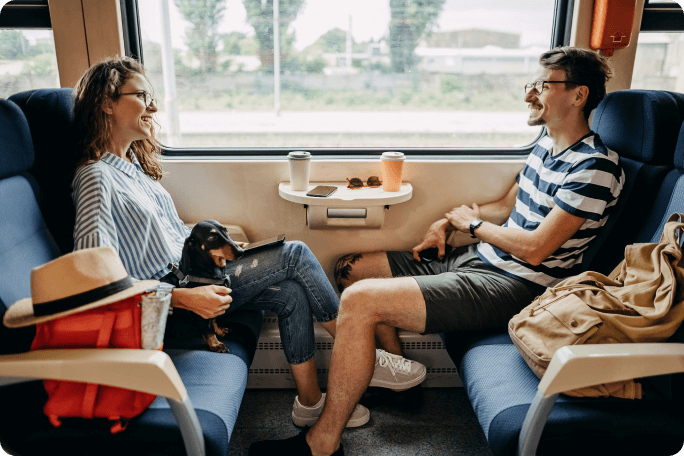 Pareja viajando en tren