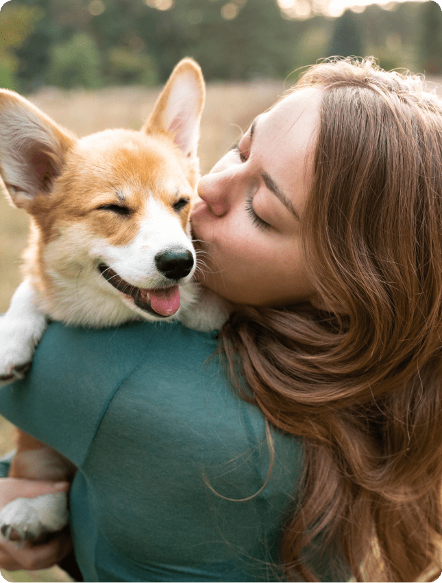 mujer abrazando a perro