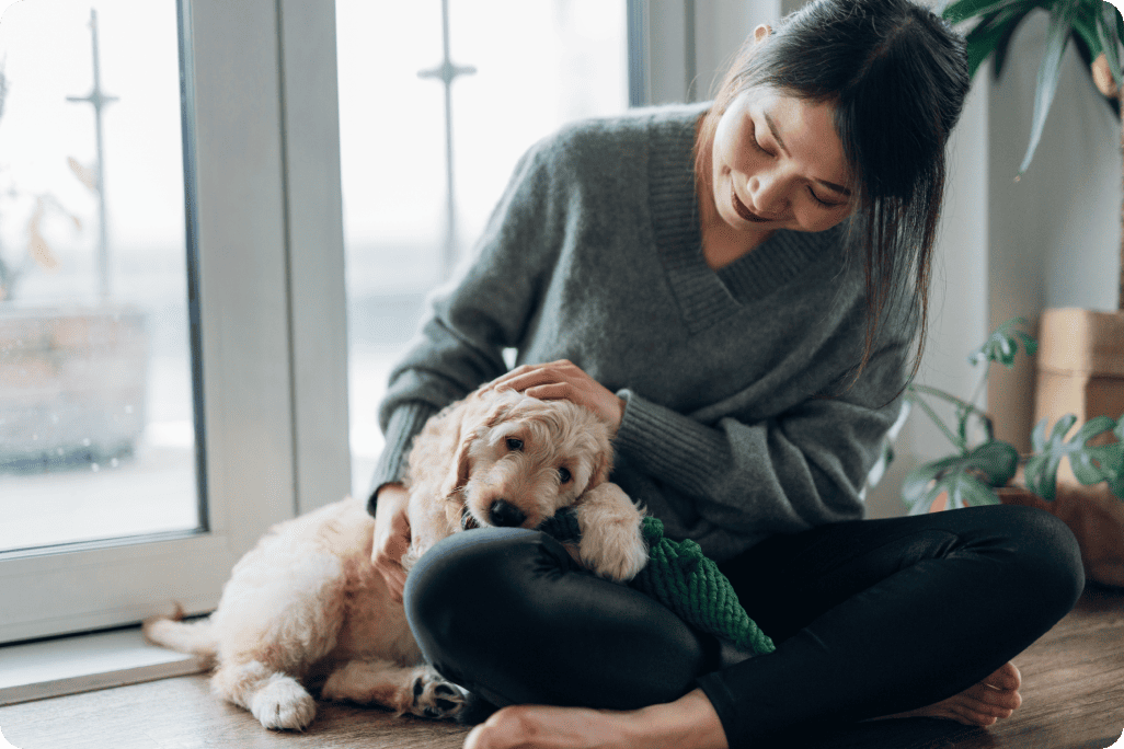 Mujer acariciando a su perrito