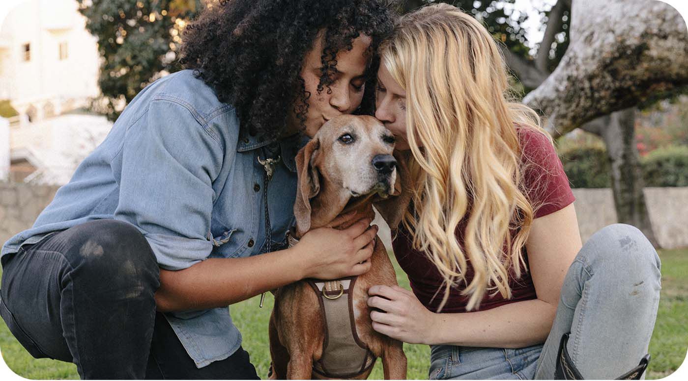 Deux filles embrassent leur chien