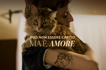 Donna che abbraccia il suo gattino