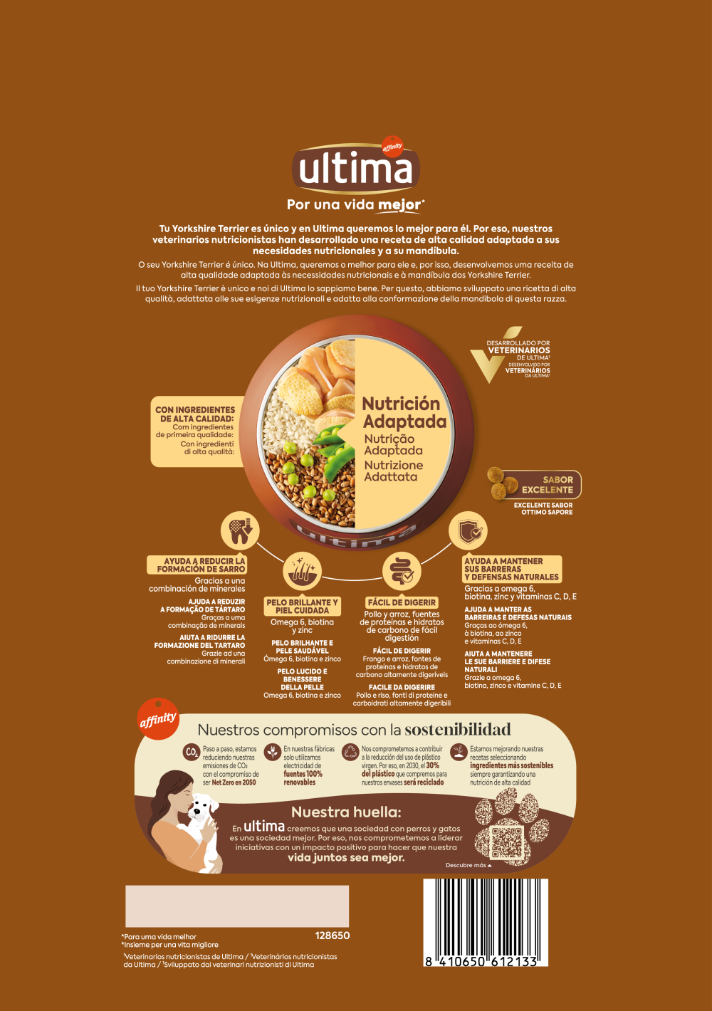 Peque&ntilde;o Yorkshire Terrier con Pollo