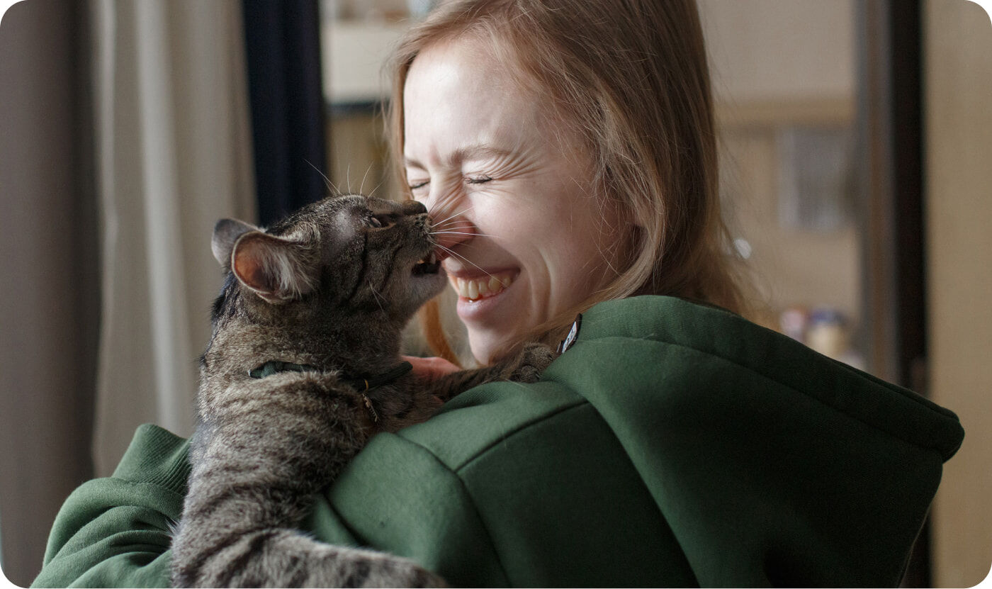 mujer sosteniendo gato