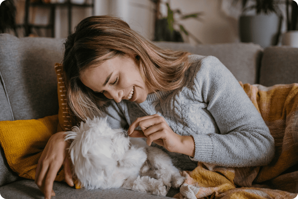 Mujer acariciando a un perro