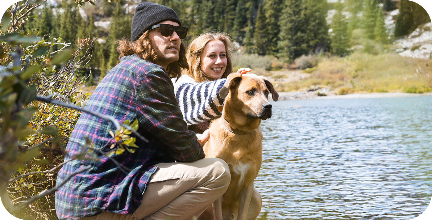 couple avec chien pr&egrave;s de la rivi&egrave;re