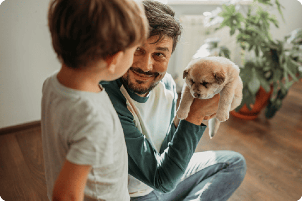 P&egrave;re et enfant avec leur chiot