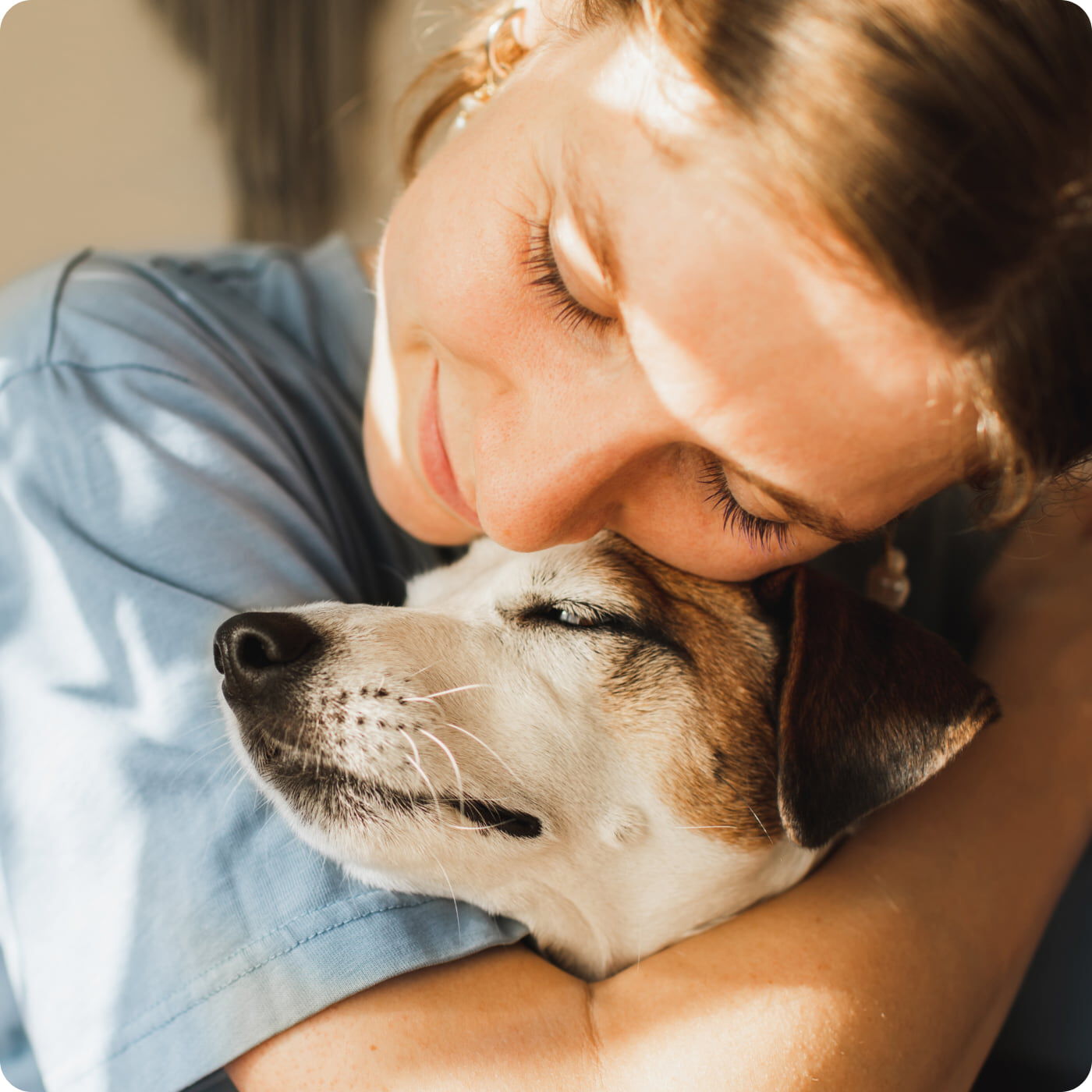 femme &eacute;treignant un chien