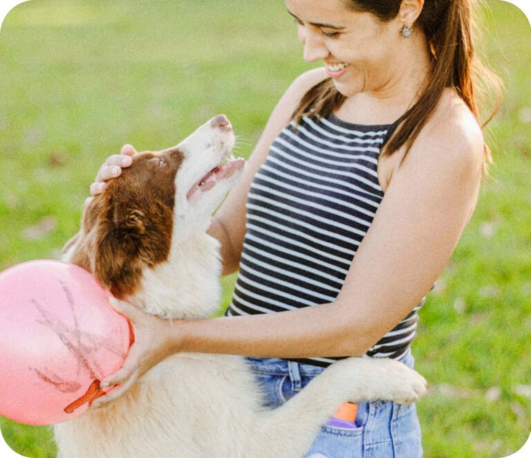 Donna che gioca a palla con il cane