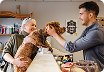 homme touchant un chien