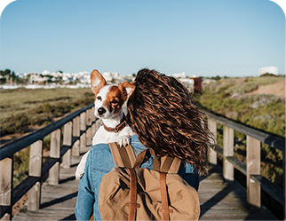 femme portant un petit chien
